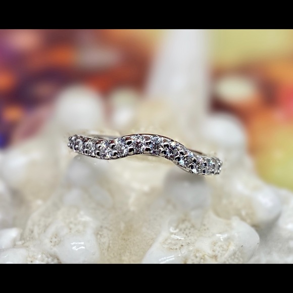Half curved band with 2mm moissanite - Picture 8 of 9